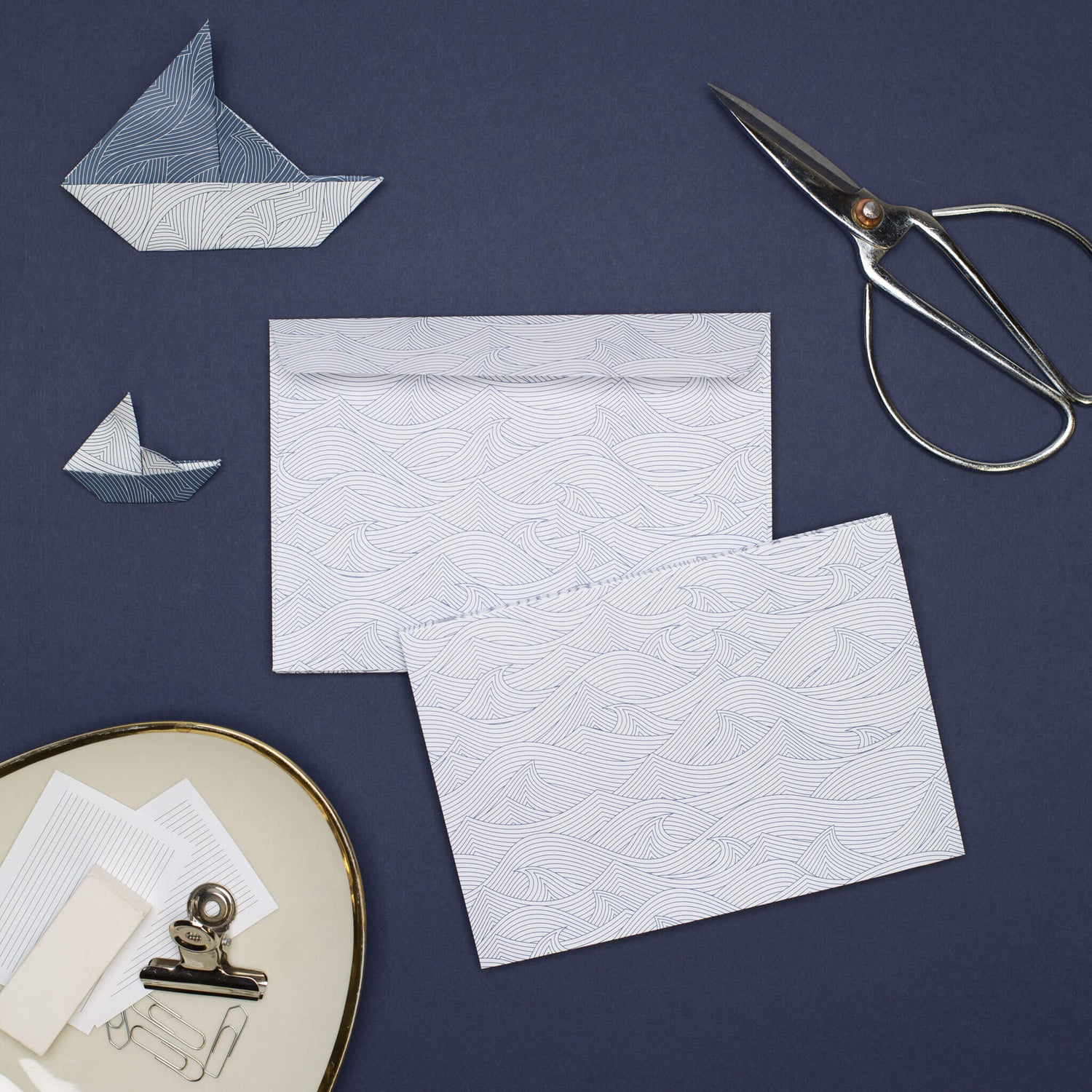 BRIEFUMSCHLÄGE MARITIME WELLEN - Briefumschläge mit maritimen Wellen für Urlaubsgrüße, Set aus 8 weiß blauen Kuverts in C6 mit selbstklebender Klappe und Adressetiketten zum Beschriften-EN-BIR001-PT | My Pretty Circus