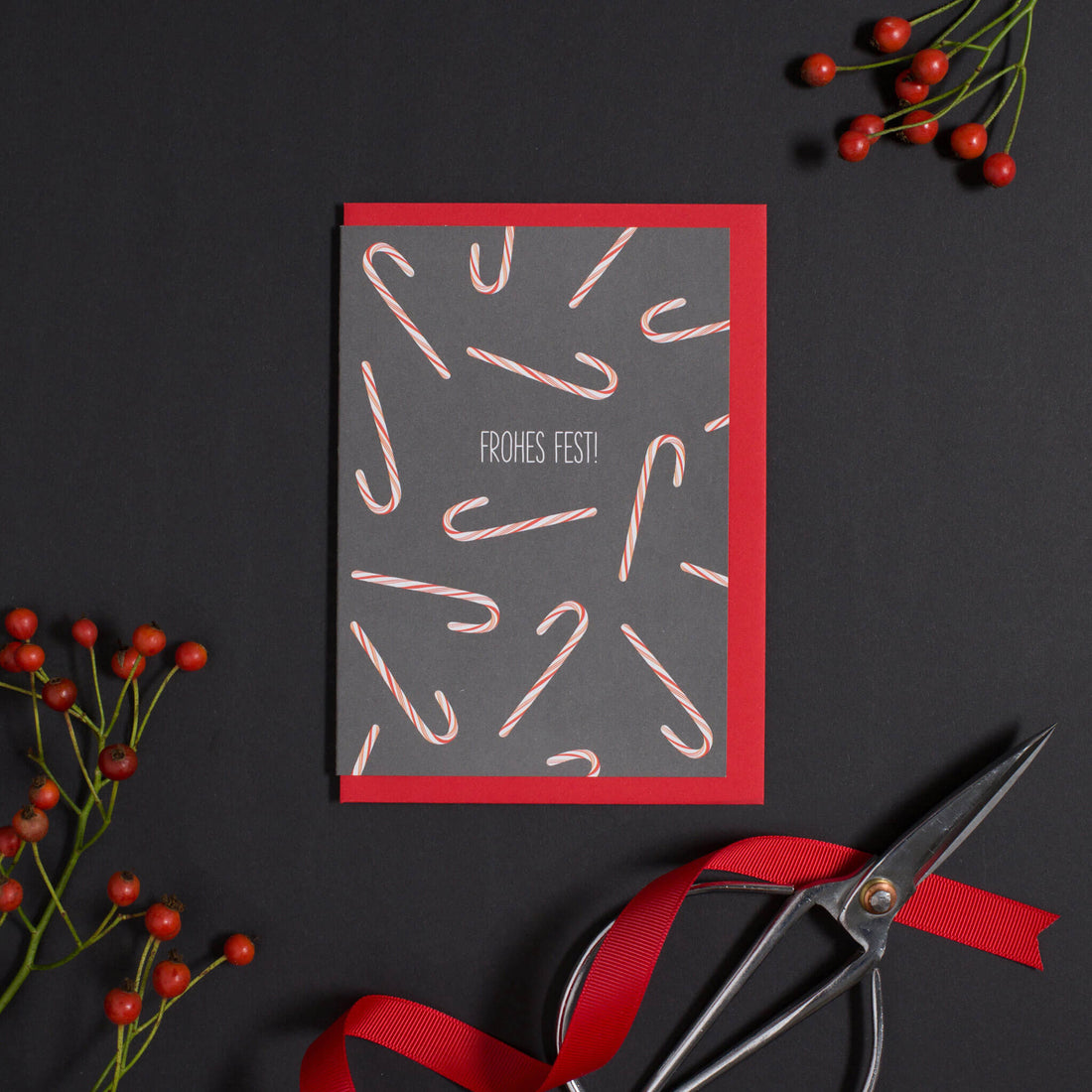 WEIHNACHTSKARTE &quot;FROHES FEST&quot; mit Zuckerstangen Muster in dunkelgrau von My Pretty Circus | GC-YOU1940-SM