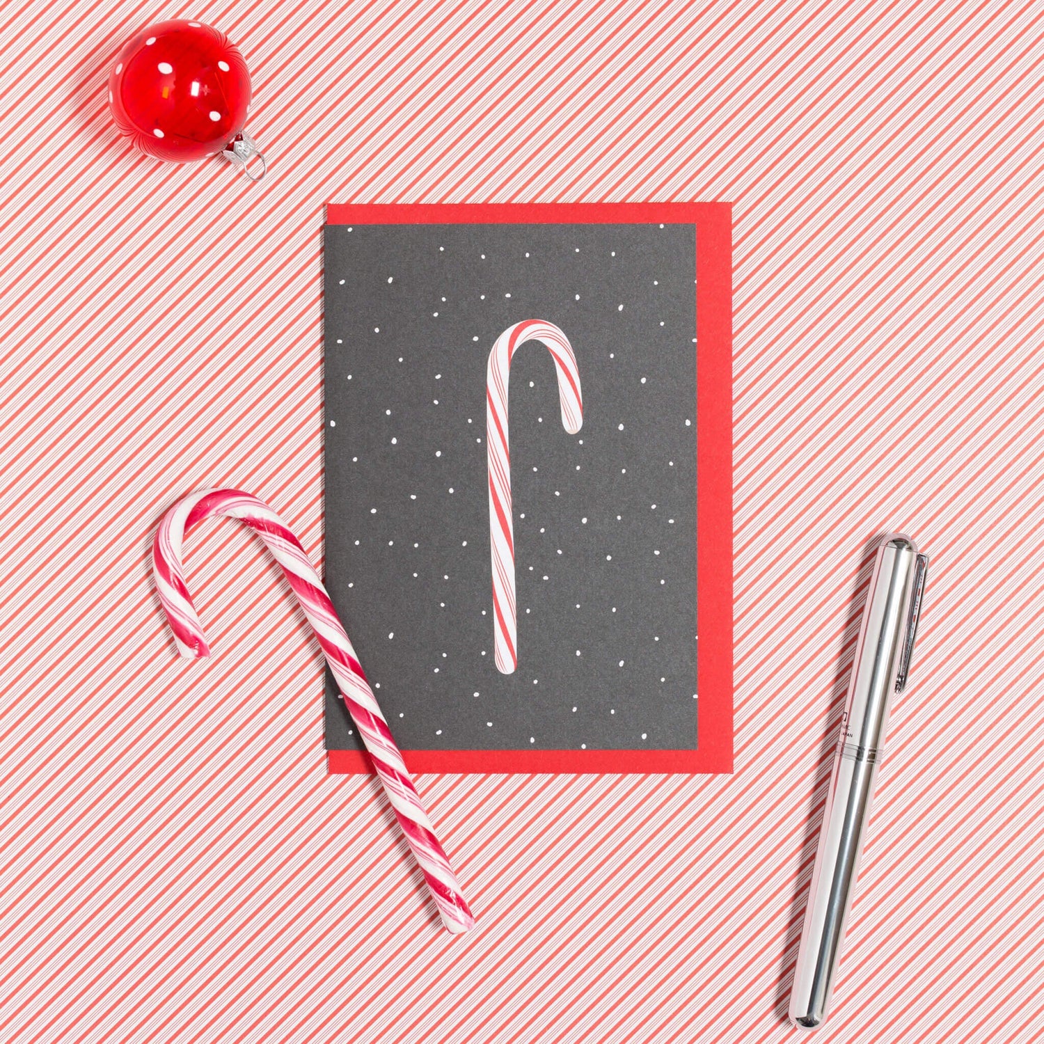 WEIHNACHTSKARTE ZUCKERSTANGE IM SCHNEE - DUNKELGRAU von My Pretty Circus | GC-CAN1701-DG