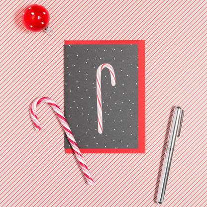 WEIHNACHTSKARTE ZUCKERSTANGE IM SCHNEE - DUNKELGRAU von My Pretty Circus | GC-CAN1701-DG