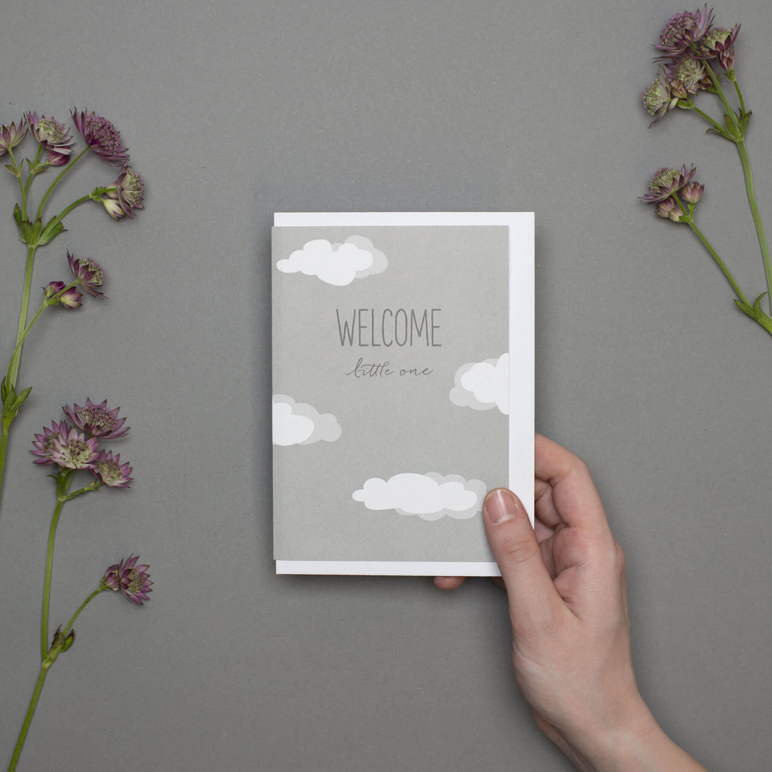 GEBURTSKARTE &quot;WELCOME LITTLE ONE&quot; mit Wolken in grau von My Pretty Circus | GC-CLO2203-LG
