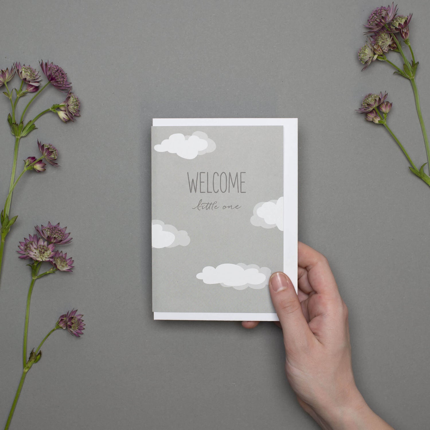 GEBURTSKARTE &quot;WELCOME LITTLE ONE&quot; mit Wolken in grau von My Pretty Circus | GC-CLO2203-LG