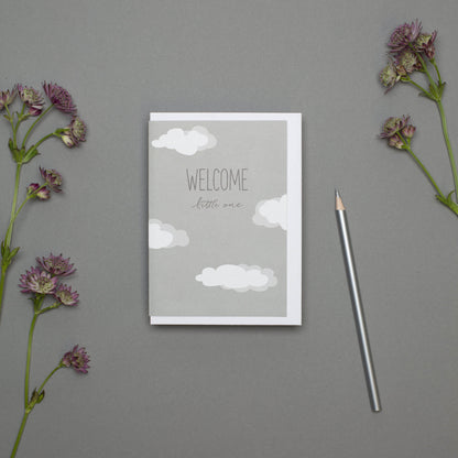 GEBURTSKARTE &quot;WELCOME LITTLE ONE&quot; mit Wolken in grau von My Pretty Circus | GC-CLO2203-LG