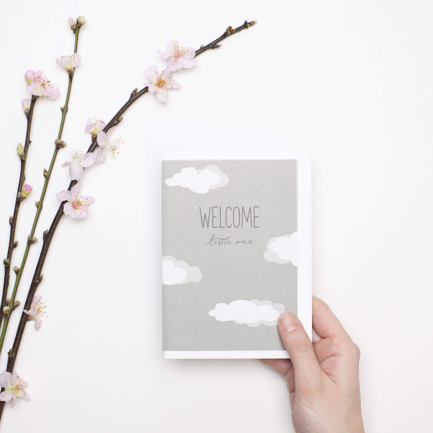 GEBURTSKARTE &quot;WELCOME LITTLE ONE&quot; mit Wolken in grau von My Pretty Circus | GC-CLO2203-LG