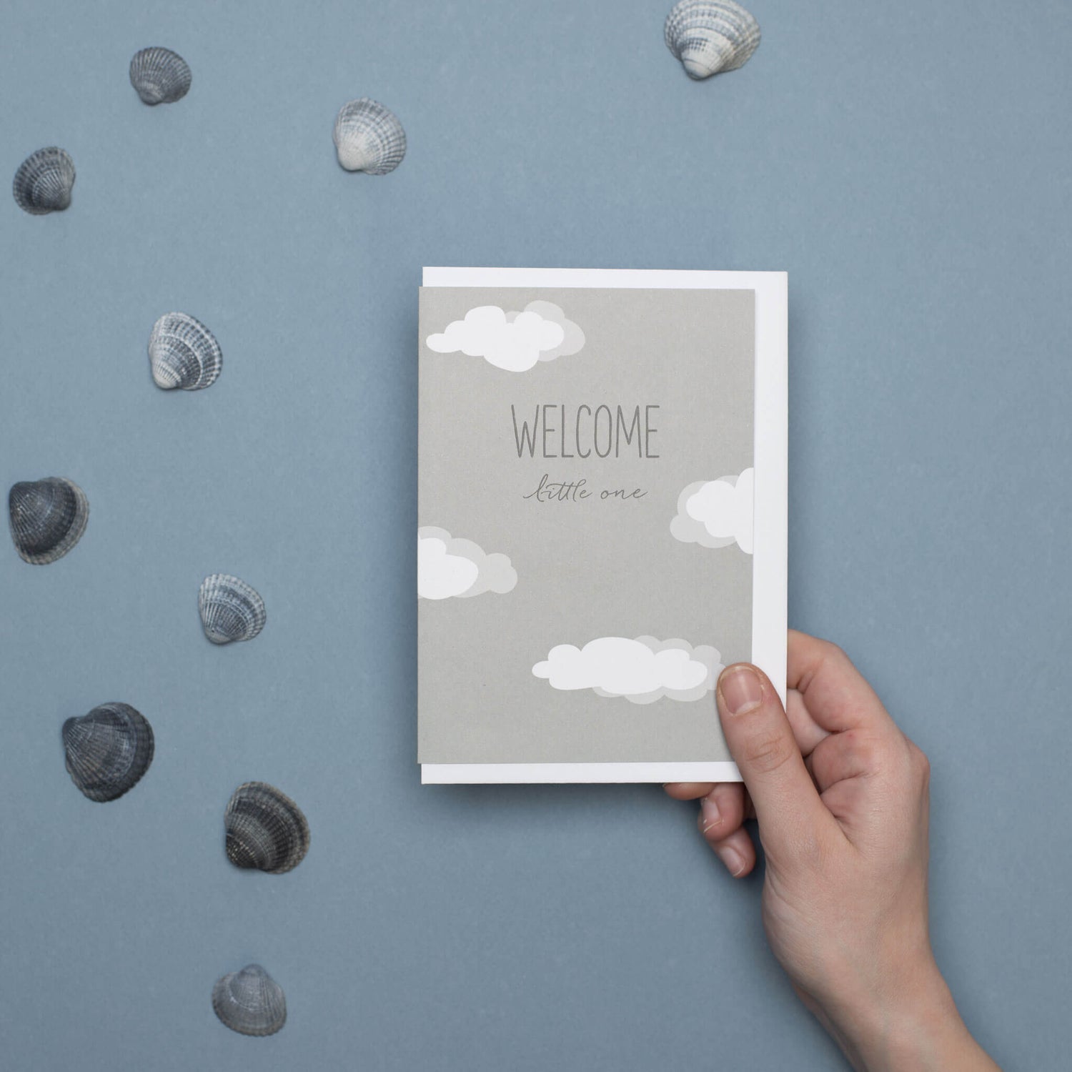 GEBURTSKARTE &quot;WELCOME LITTLE ONE&quot; mit Wolken in grau von My Pretty Circus | GC-CLO2203-LG