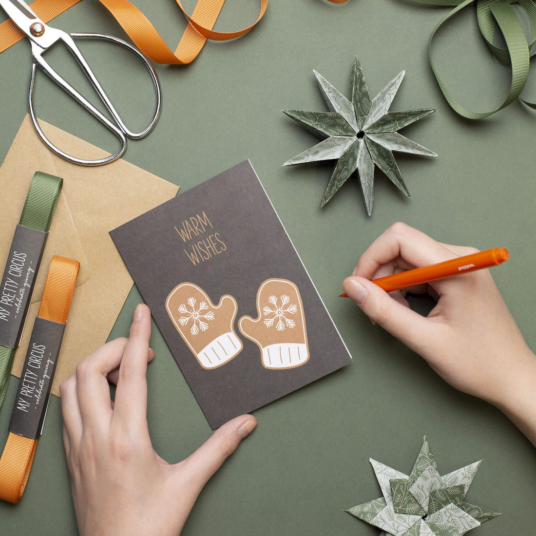 WEIHNACHTSKARTE &quot;WARM WISHES&quot; mit braunen Handschuhen aus Lebkuchen von My Pretty Circus | GC-GIN2208-BR