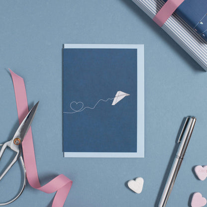 GRUSSKARTE PAPIERFLIEGER mit Herz in blau von My Pretty Circus | GC-HEA1617-PT