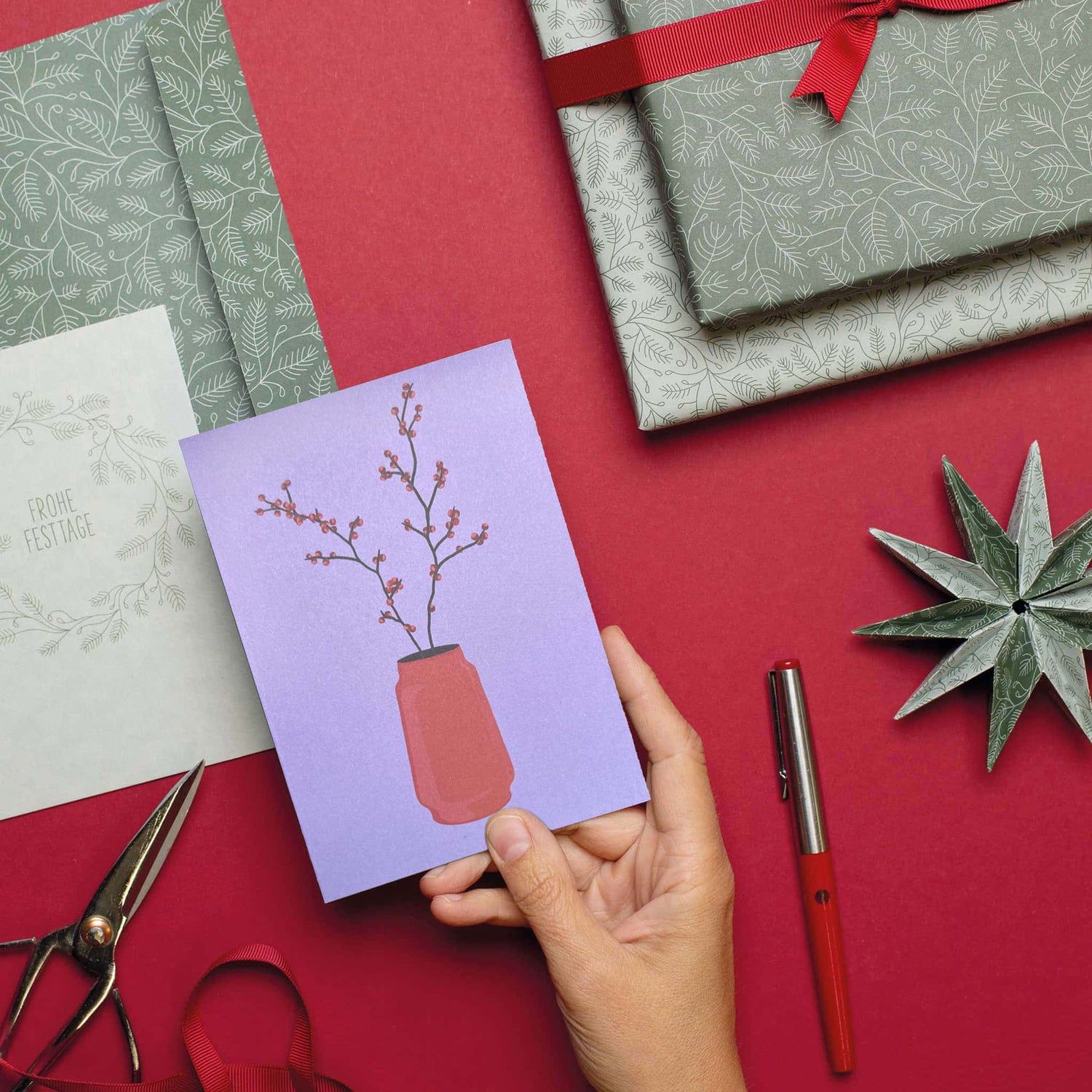 Weihnachtskarte &quot;Ilex&quot; - rote Retro-Vase mit Stechpalmenzweigen vor violettem Hintergrund aus 100% Recyclingpapier von My Pretty Circus | GC-ILE2301-PU