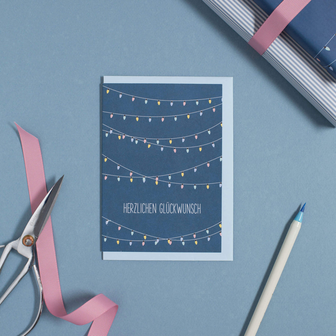 GLÜCKWUNSCHKARTE &quot;HERZLICHEN GLÜCKWUNSCH&quot; mit Lichterkette in blau von My Pretty Circus | GC-LIG1606-PT