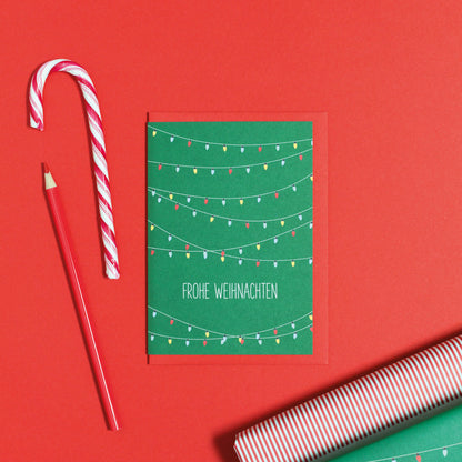 WEIHNACHTSKARTE &quot;FROHE WEIHNACHTEN&quot; mit Lichterketten in grün von My Pretty Circus | GC-LIG1702-GR