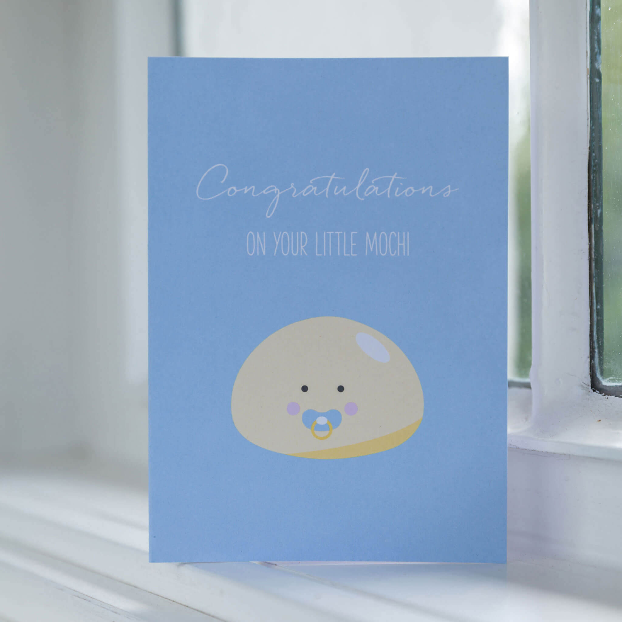 GEBURTSKARTE &quot;CONGRATS ON YOUR LITTLE MOCHI&quot; mit Mochi in hellblau von My Pretty Circus | GC-MOC1620-LB