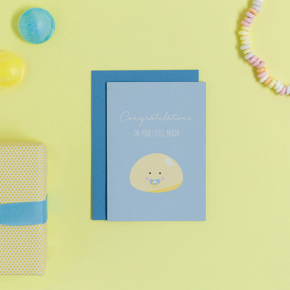 GEBURTSKARTE &quot;CONGRATS ON YOUR LITTLE MOCHI&quot; mit Mochi in hellblau von My Pretty Circus | GC-MOC1620-LB