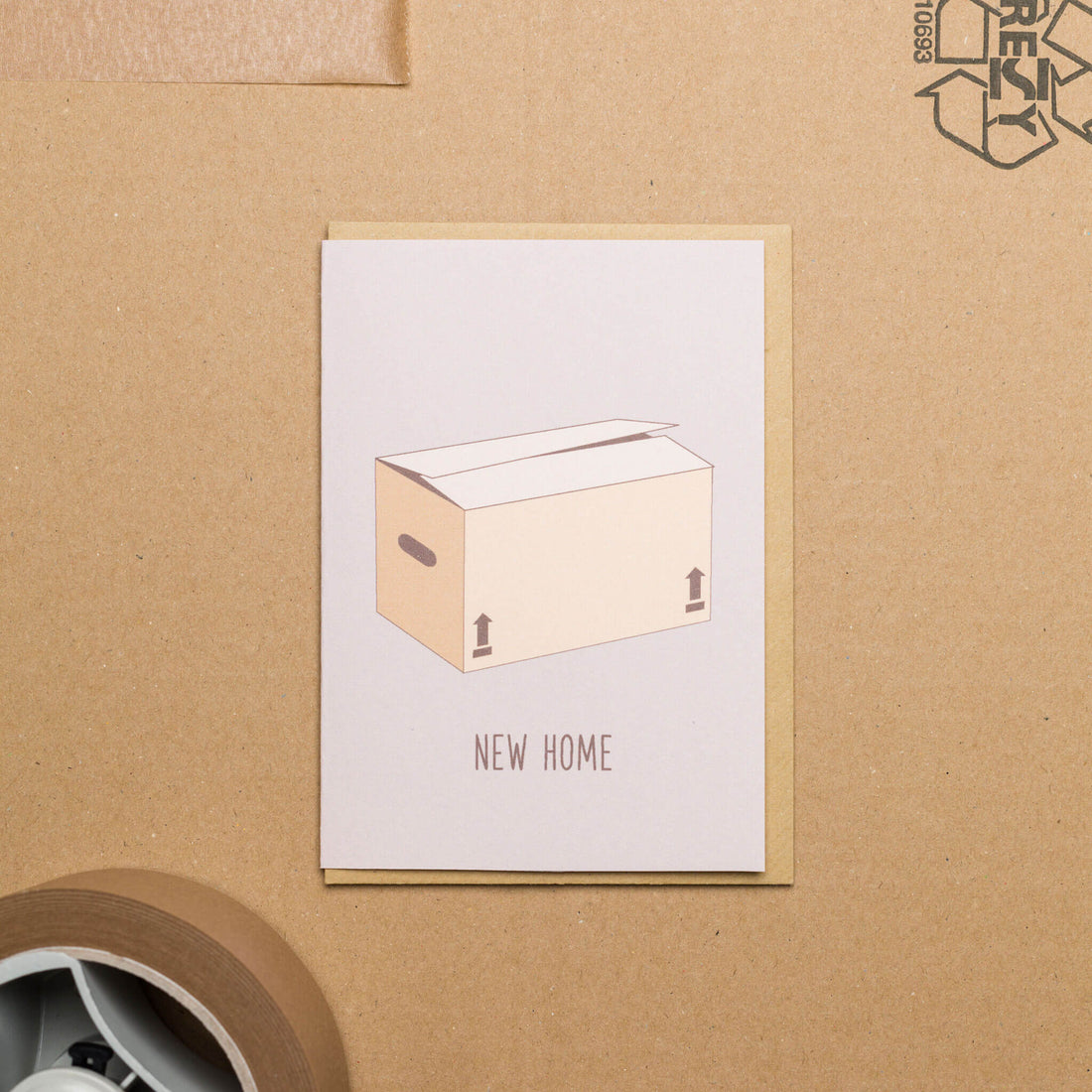 UMZUGSKARTE &quot;NEW HOME&quot; mit Umzugskarton in hellbraun von My Pretty Circus | GC-NEW2061-BR