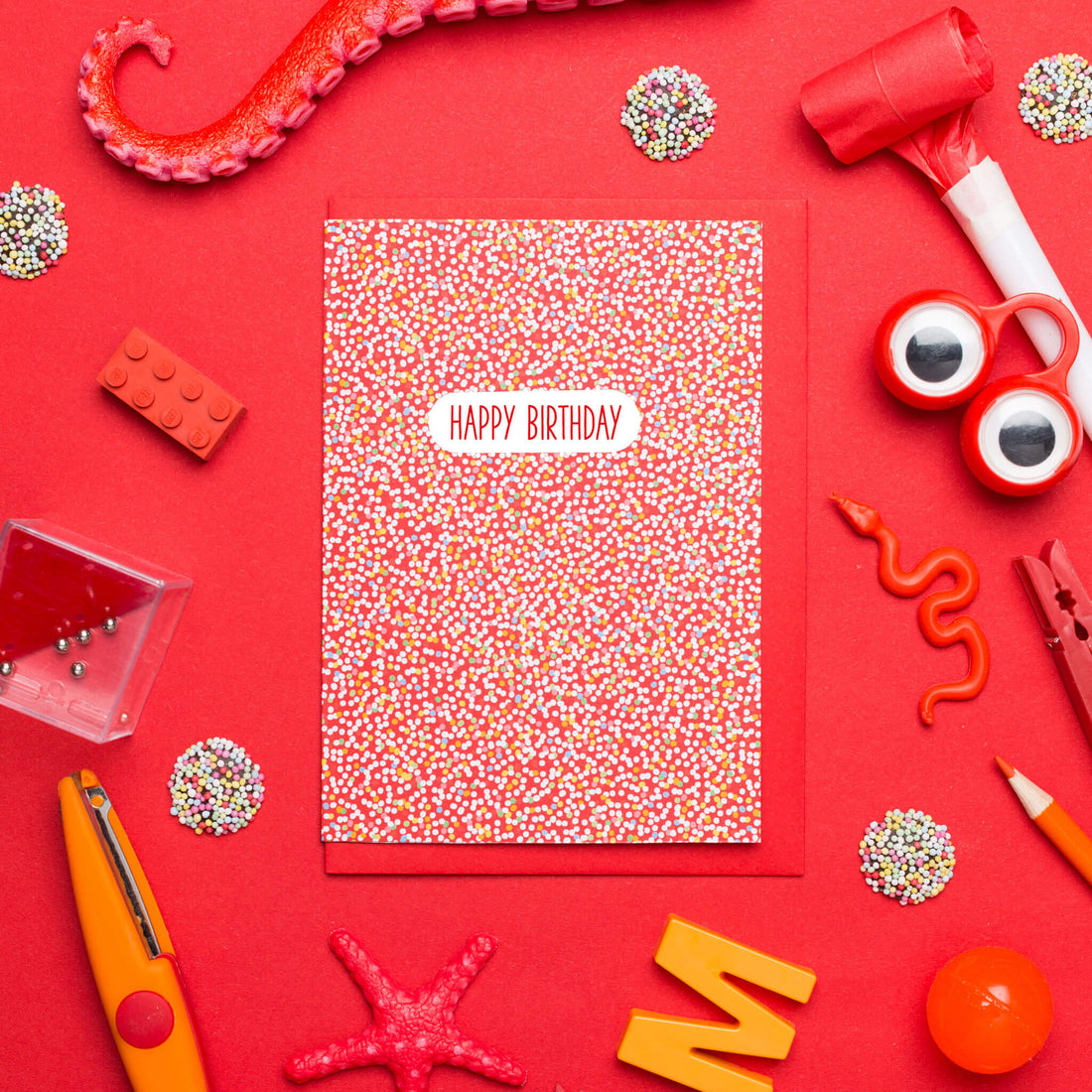 GEBURTSTAGSKARTE LIEBESPERLEN &quot;HAPPY BIRTHDAY&quot; mit bunten Zuckerperlen in rot von My Pretty Circus | GC-NON2058-RE