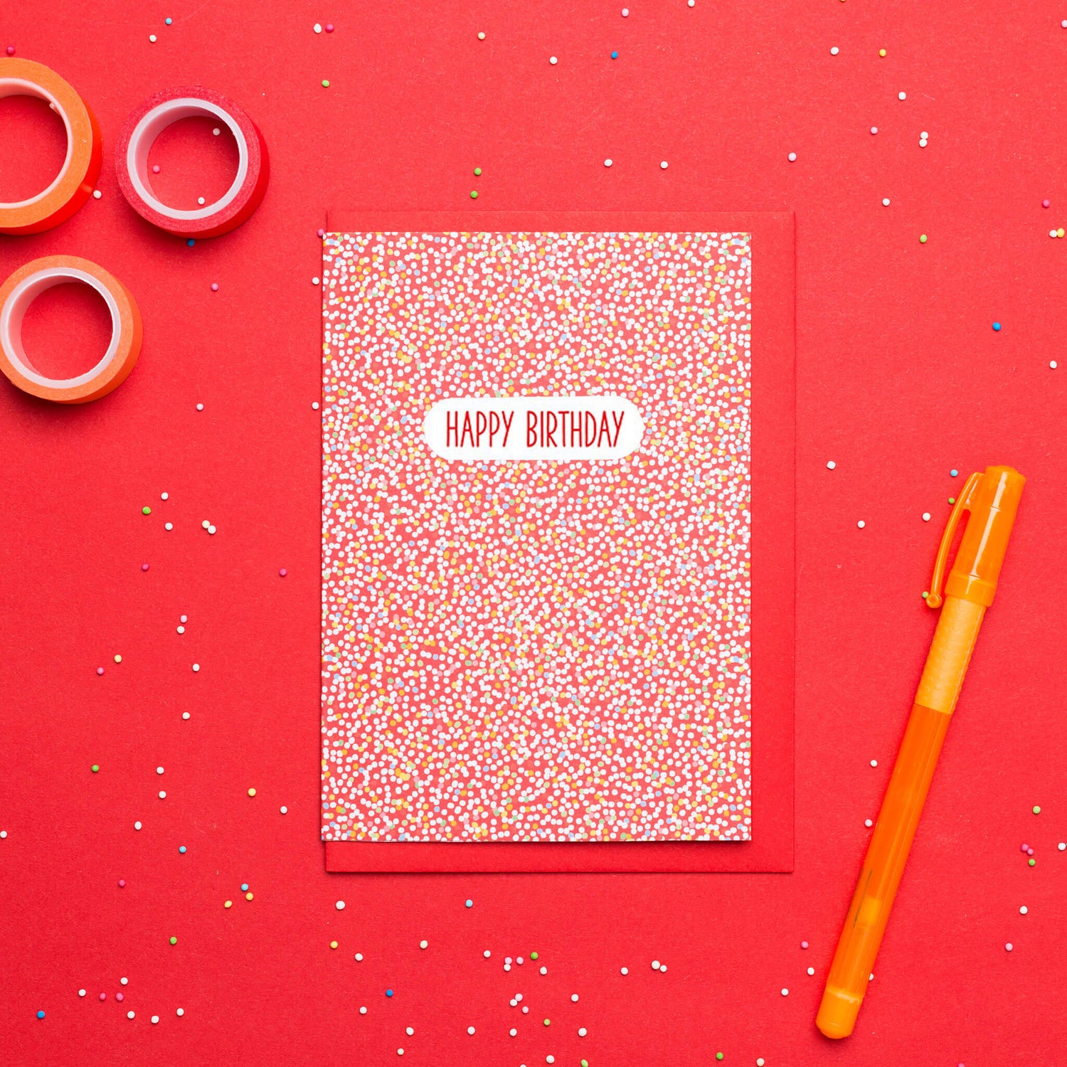 GEBURTSTAGSKARTE LIEBESPERLEN &quot;HAPPY BIRTHDAY&quot; mit bunten Zuckerperlen in rot von My Pretty Circus | GC-NON2058-RE