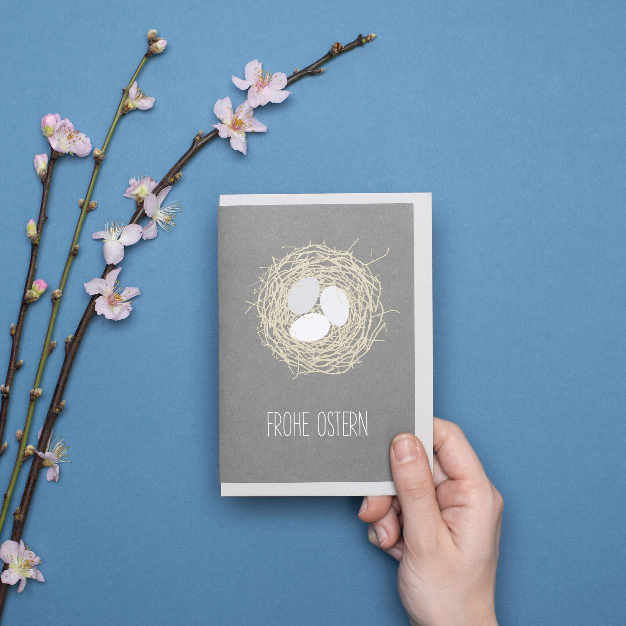 OSTERKARTE NEST &quot;FROHE OSTERN&quot; mit Nest und Eiern in grau von My Pretty Circus | GC-OST1801-DG