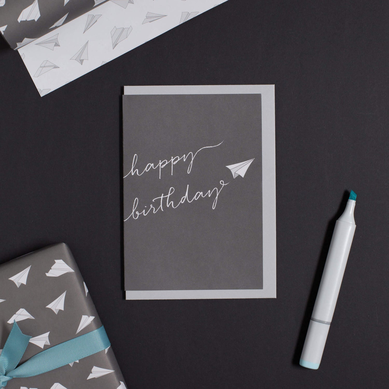GEBURTSTAGSKARTE PAPIERFLIEGER schreibt &quot;HAPPY BIRTHDAY&quot; - dunkelgrau von My Pretty Circus | GC-PAP1616-DG