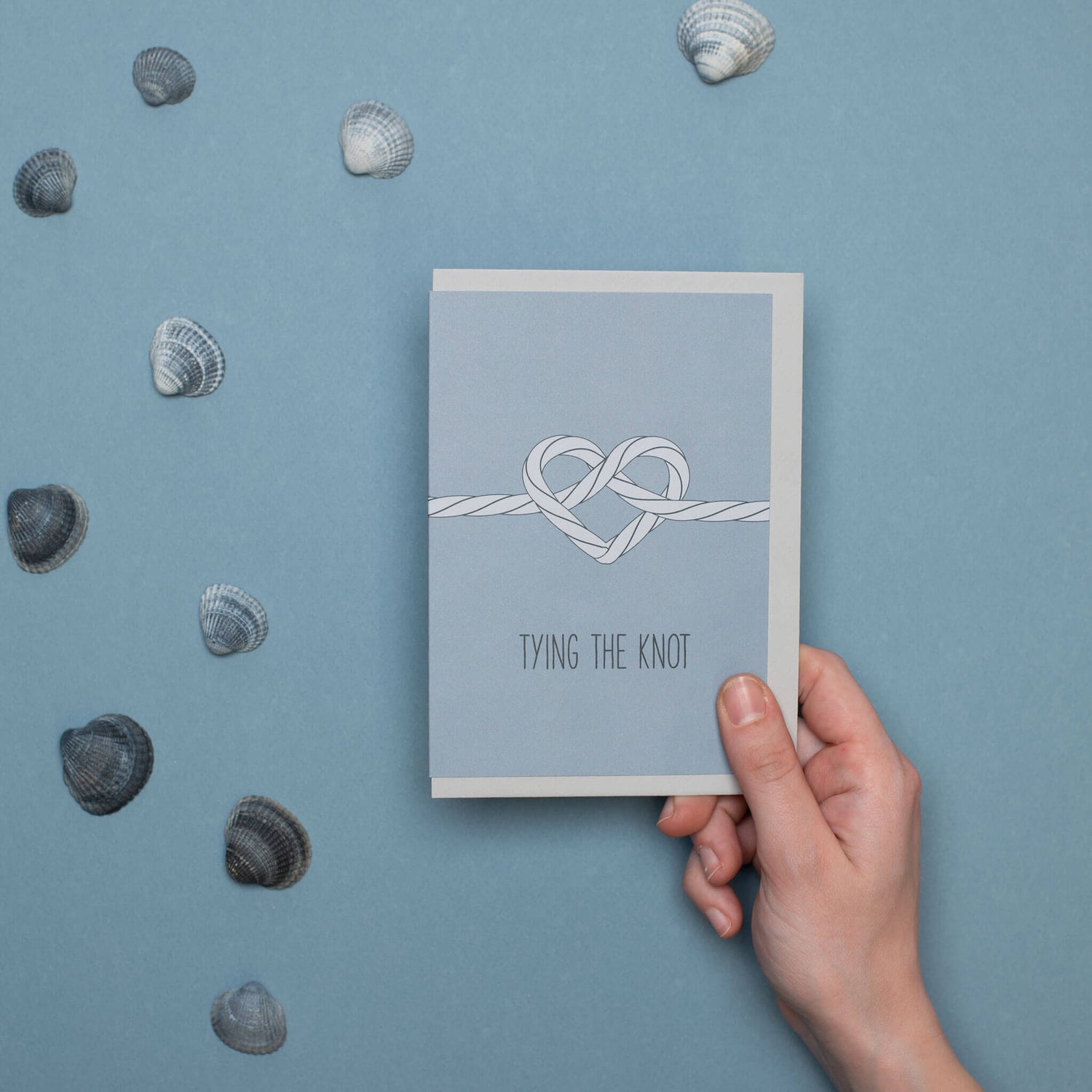 HOCHZEITSKARTE &quot;TYING THE KNOT&quot; mit maritimem Kreuzknoten in blau von My Pretty Circus | GC-TYI1942-BL