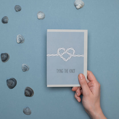 HOCHZEITSKARTE &quot;TYING THE KNOT&quot; mit maritimem Kreuzknoten in blau von My Pretty Circus | GC-TYI1942-BL