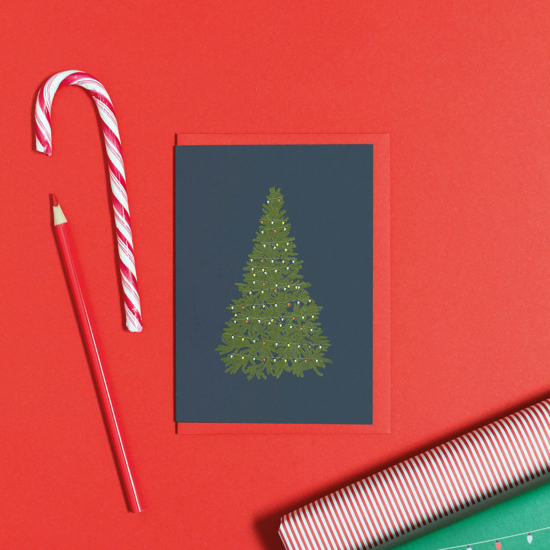 WEIHNACHTSKARTE WEIHNACHTSBAUM ohne Text vor dunkelblauem Hintergrund von My Pretty Circus | GC-XMA1703-DB