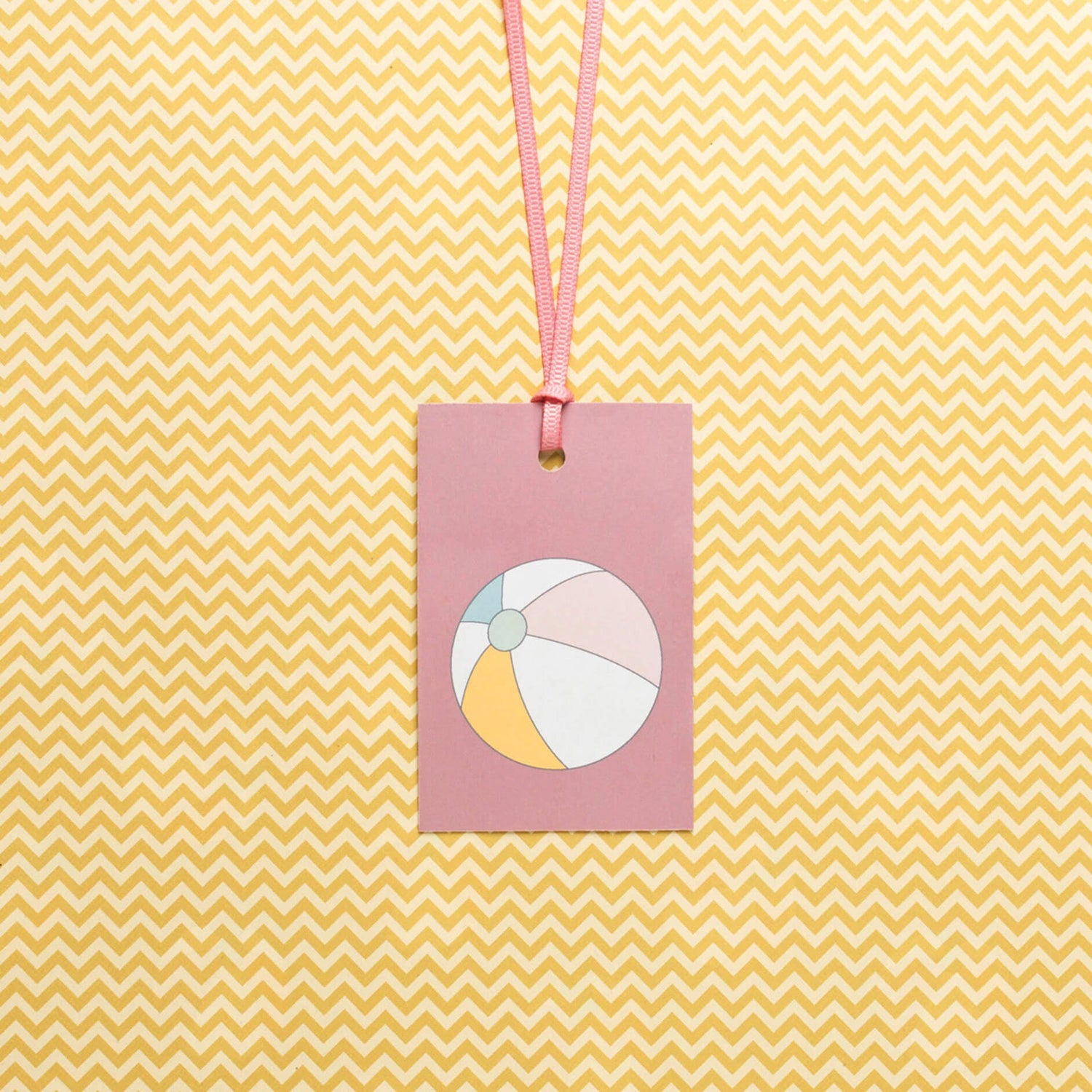 Geschenkanhänger &quot;Wasserball&quot; - 5er Set mit sommerlichem Beachball vor lila und farblich passendem Band - 100% Recyclingpapier von My Pretty Circus | GT-BEA008-LA