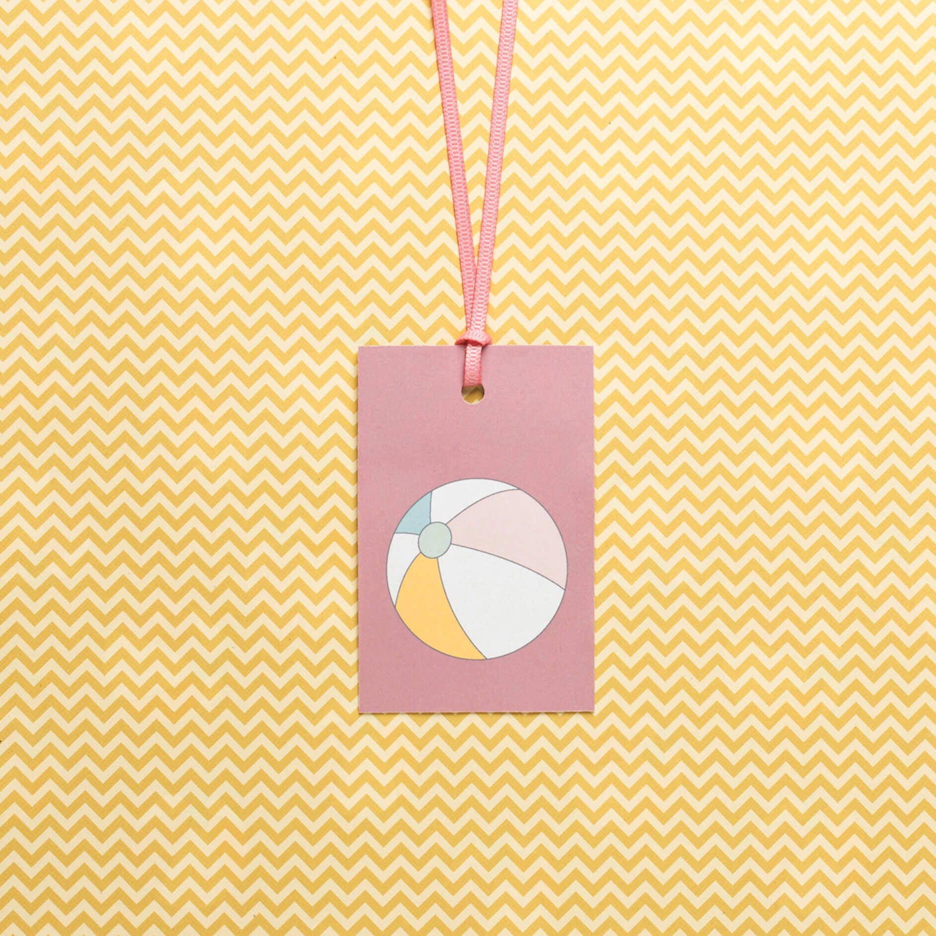 Geschenkanhänger &quot;Wasserball&quot; - 5er Set mit sommerlichem Beachball vor lila und farblich passendem Band - 100% Recyclingpapier von My Pretty Circus | GT-BEA008-LA