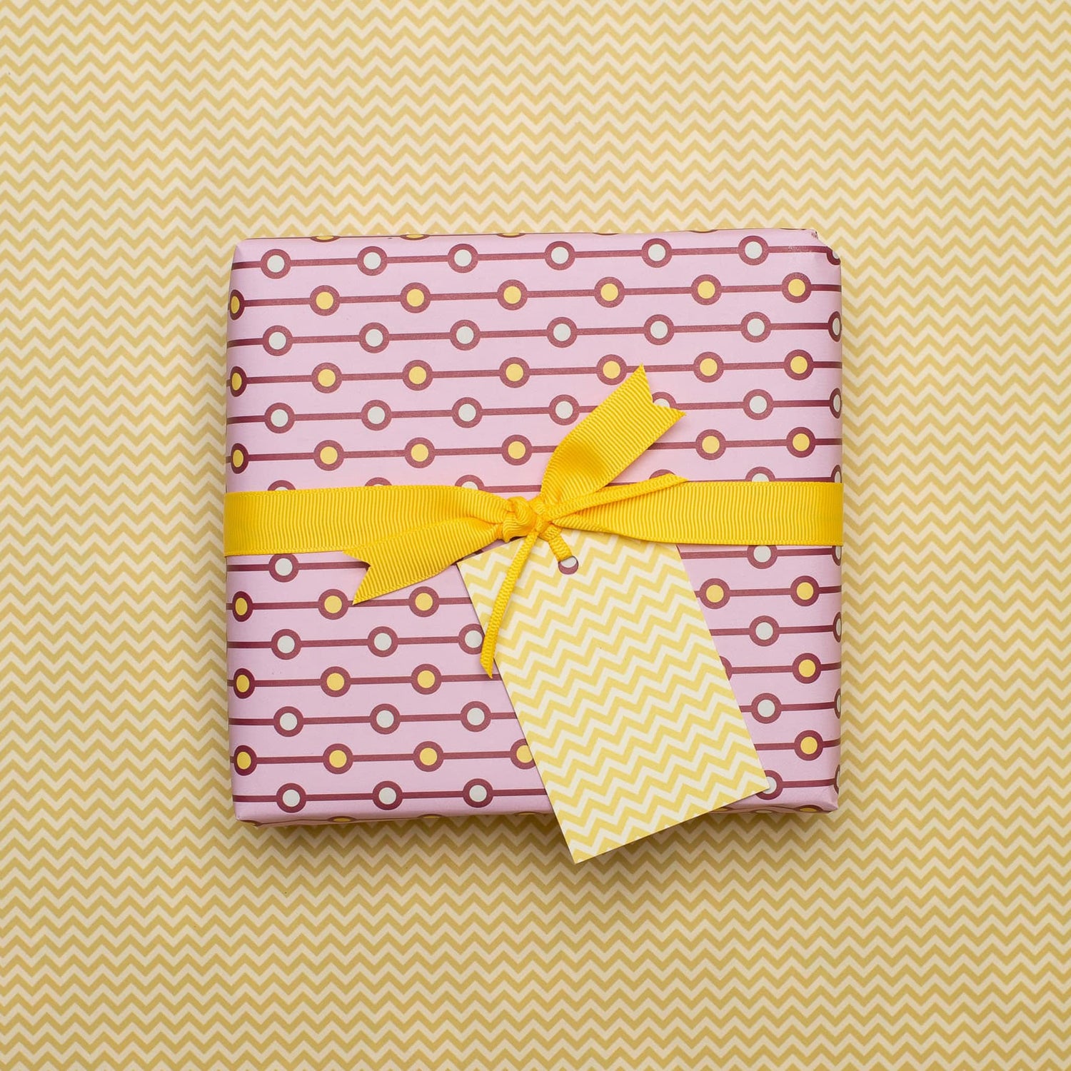 Geschenkanhänger &quot;Chevron&quot; - 5er Set mit senfgelbem Zickzackmuster und farblich passendem Band - 100% Recyclingpapier von My Pretty Circus | GT-CHE009-MU