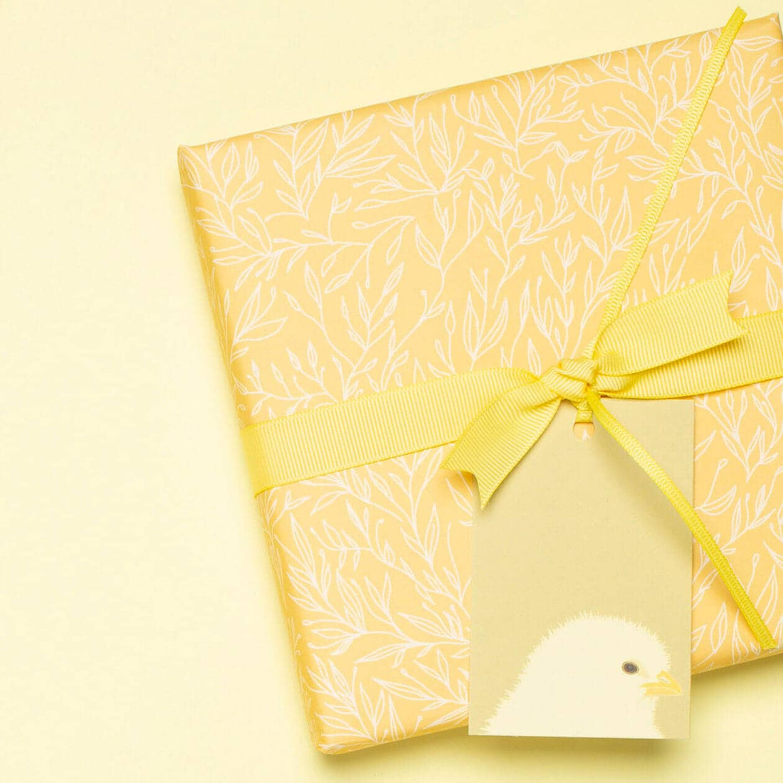 Geschenkanhänger &quot;Küken&quot; - 5er Set mit gelben Küken vor hellgrün und farblich passendem Band - 100% Recyclingpapier von My Pretty Circus | GT-CHI2101-YE