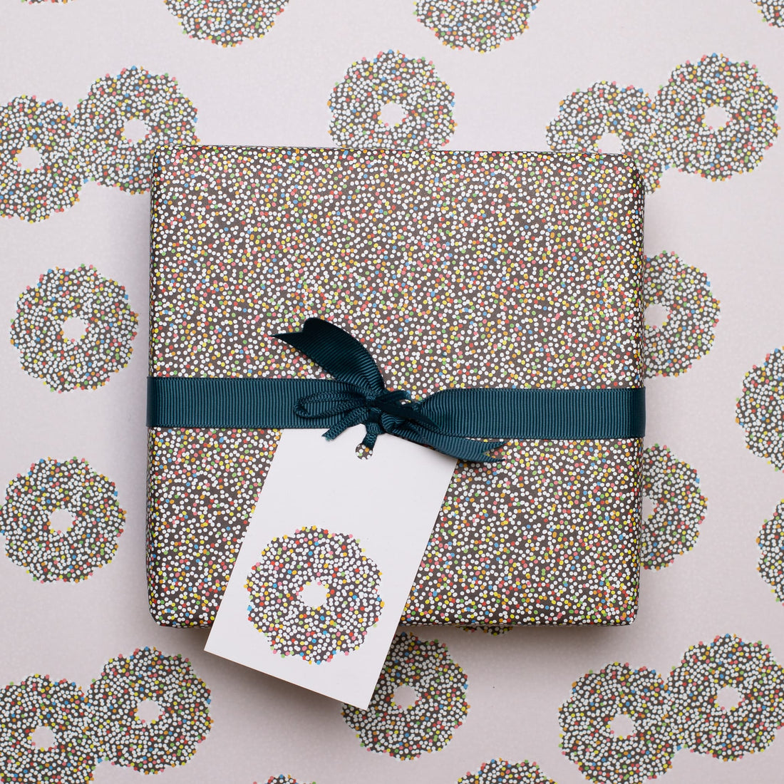 Geschenkanhänger &quot;Schokokranz&quot; - 5er Set mit Schokoladenringen vor rosa mit farblich passendem Band - 100% Recyclingpapier von My Pretty Circus | GT-CHO18-RO