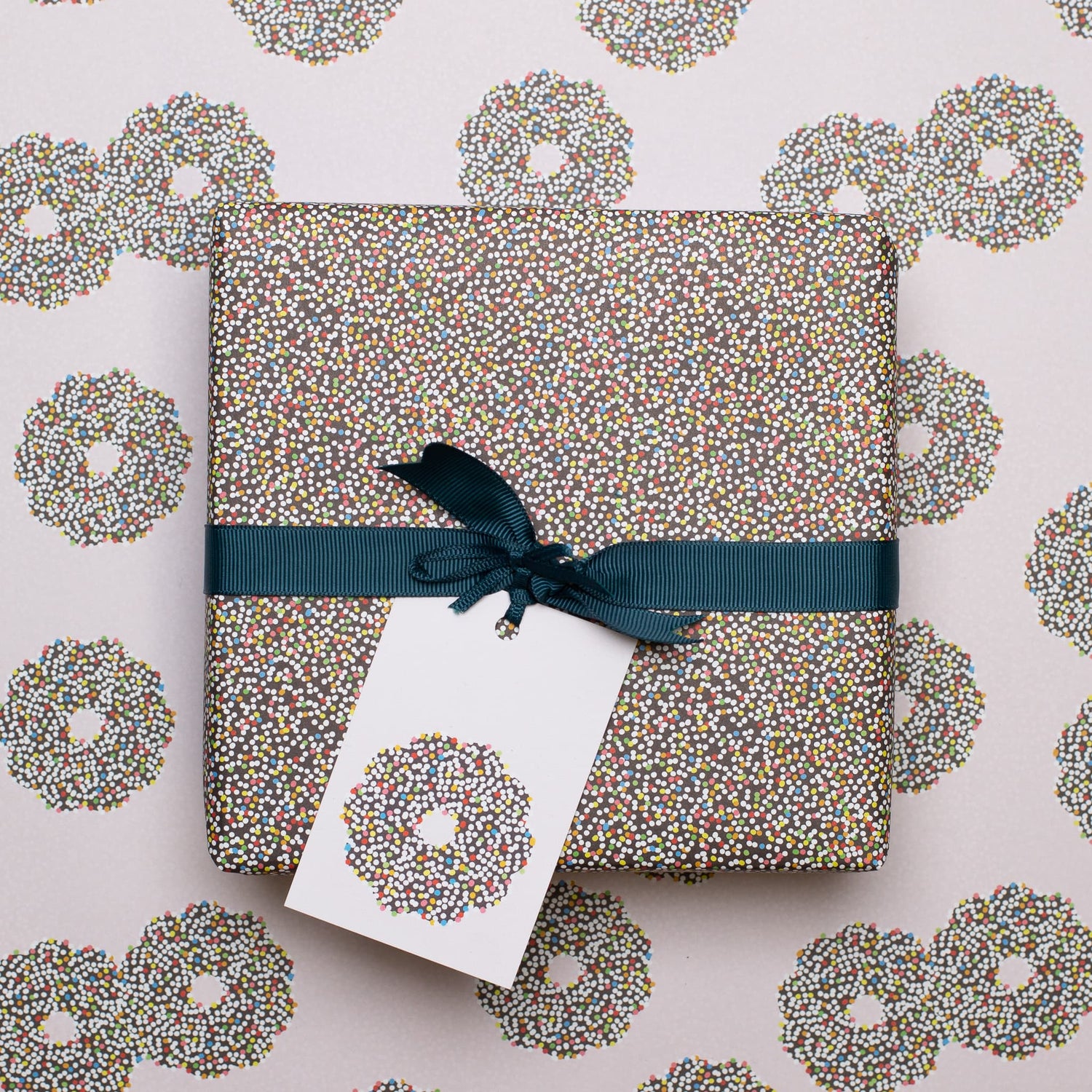 Geschenkanhänger &quot;Schokokranz&quot; - 5er Set mit Schokoladenringen vor rosa mit farblich passendem Band - 100% Recyclingpapier von My Pretty Circus | GT-CHO18-RO