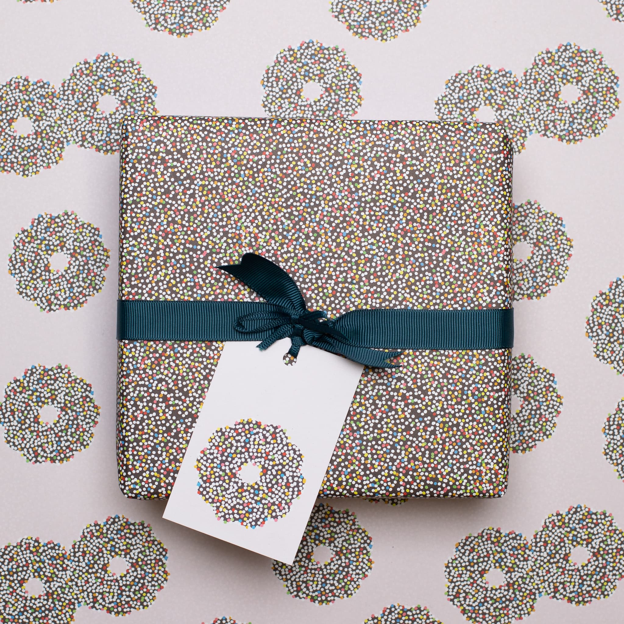 Geschenkanhänger &quot;Schokokranz&quot; - 5er Set mit Schokoladenringen vor rosa mit farblich passendem Band - 100% Recyclingpapier von My Pretty Circus | GT-CHO18-RO