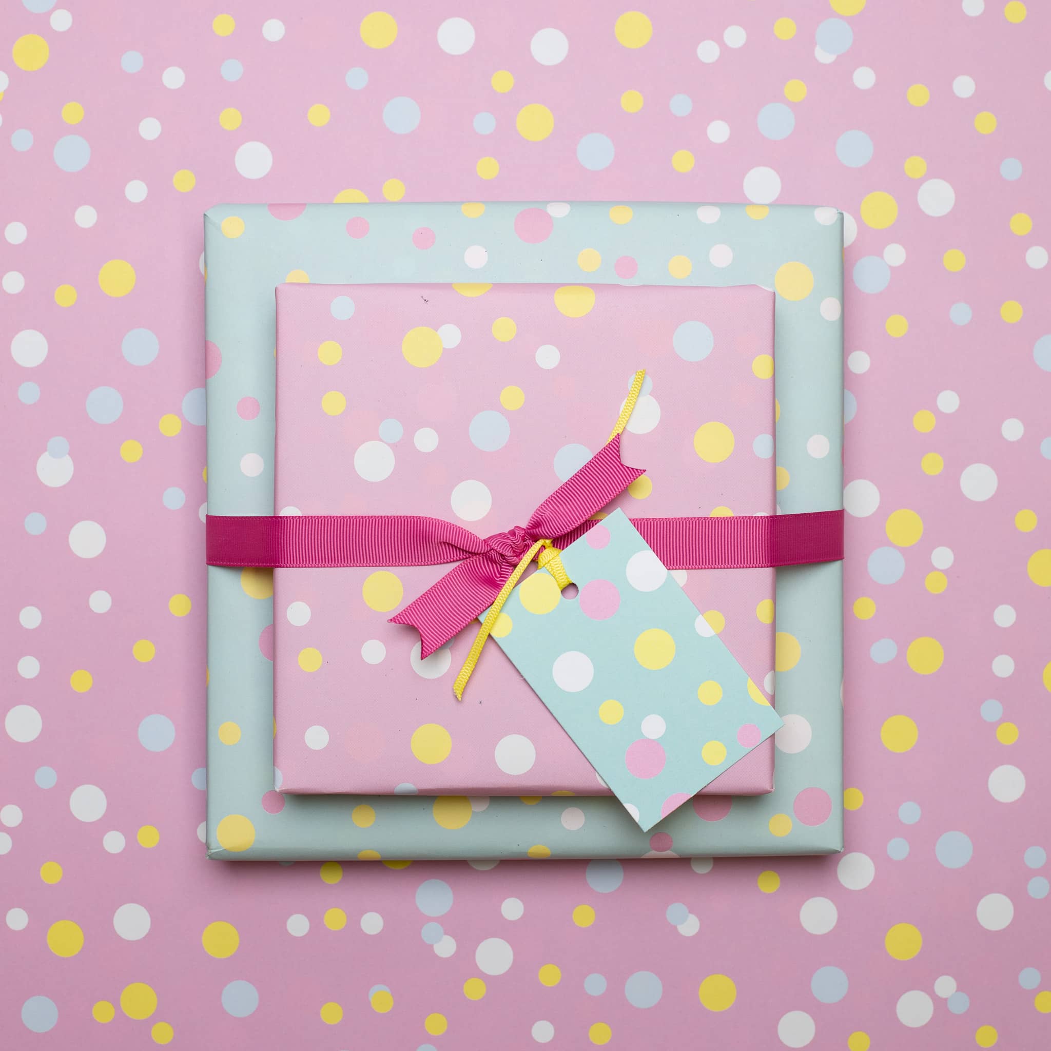 Geschenkanhänger &quot;Konfetti&quot; - 5er Set mit bunten Polkadots vor mint und frablich passendem Band - 100% Recyclingpapier von My Pretty Circus | GT-CON014-MI