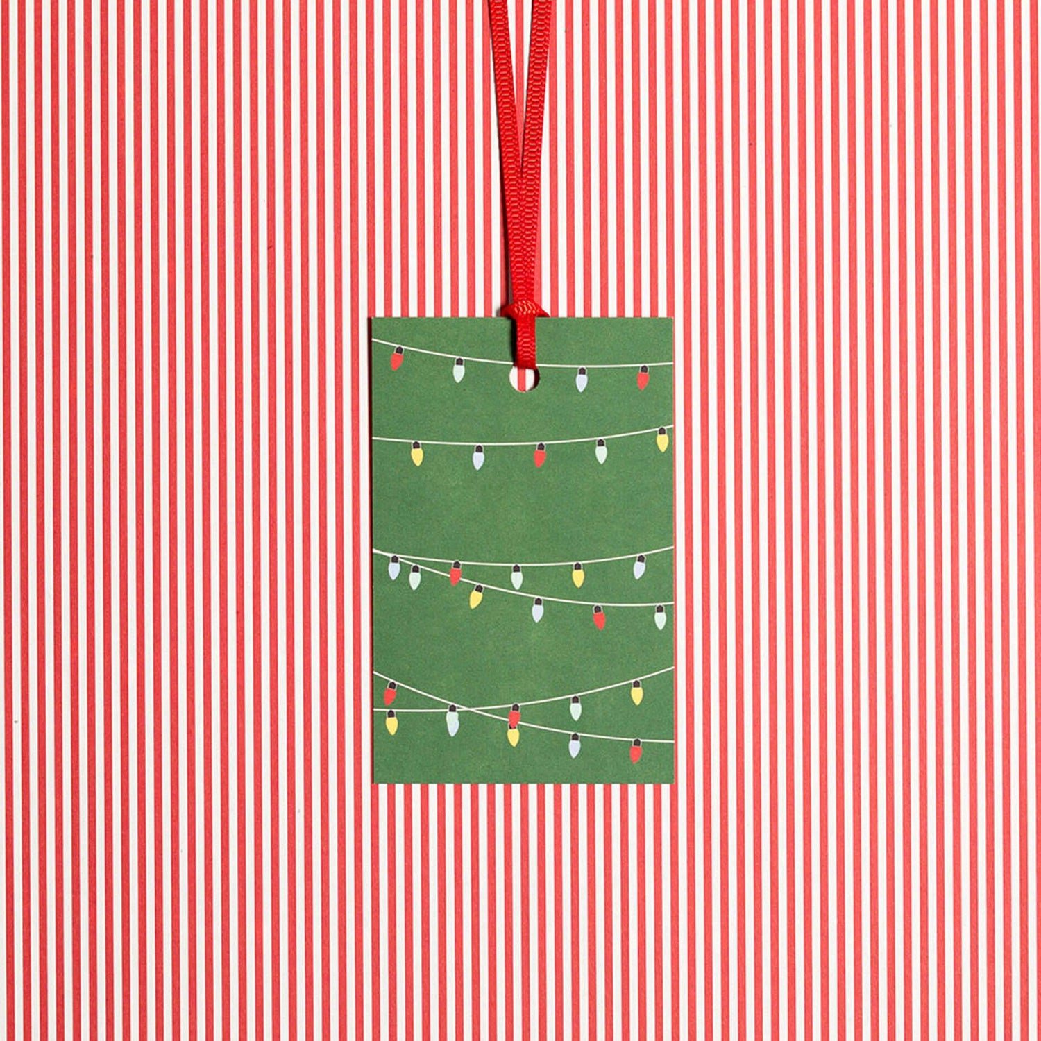Geschenkanhänger &quot;Lichterkette&quot; - 5er Set mit Weihnachtslichtern vor grün und farblich passendem Band - 100% Recyclingpapier von My Pretty Circus | GT-LIG001-GR