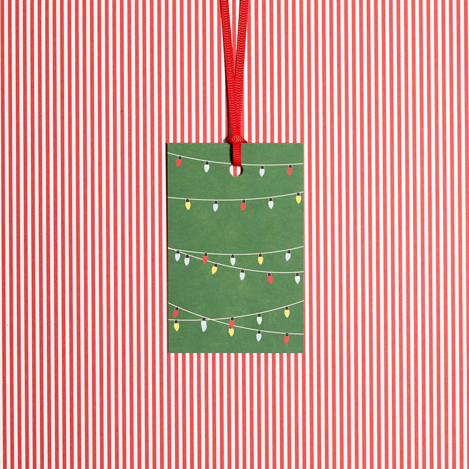 Geschenkanhänger &quot;Lichterkette&quot; - 5er Set mit Weihnachtslichtern vor grün und farblich passendem Band - 100% Recyclingpapier von My Pretty Circus | GT-LIG001-GR
