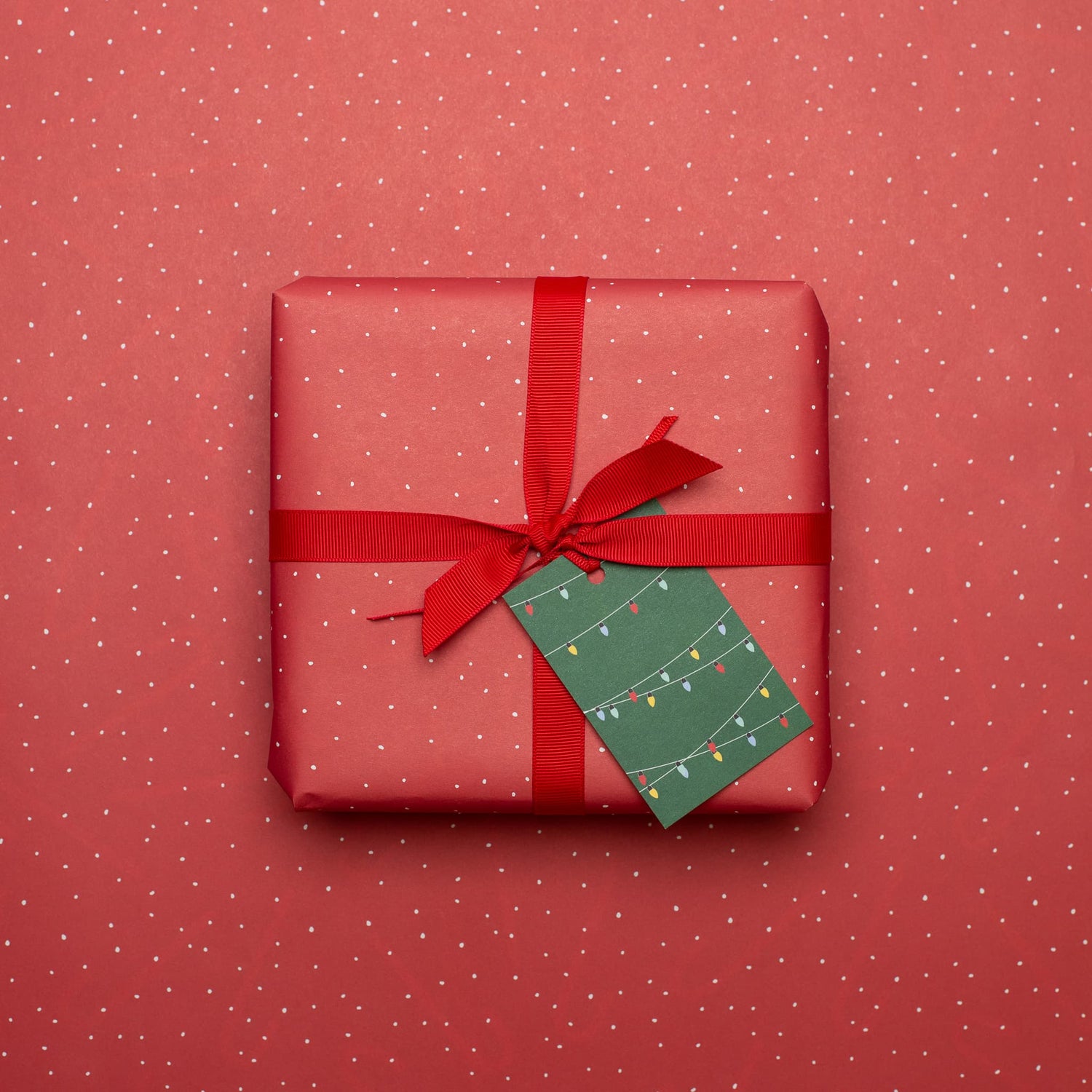 Geschenkanhänger &quot;Lichterkette&quot; - 5er Set mit Weihnachtslichtern vor grün und farblich passendem Band - 100% Recyclingpapier von My Pretty Circus | GT-LIG001-GR