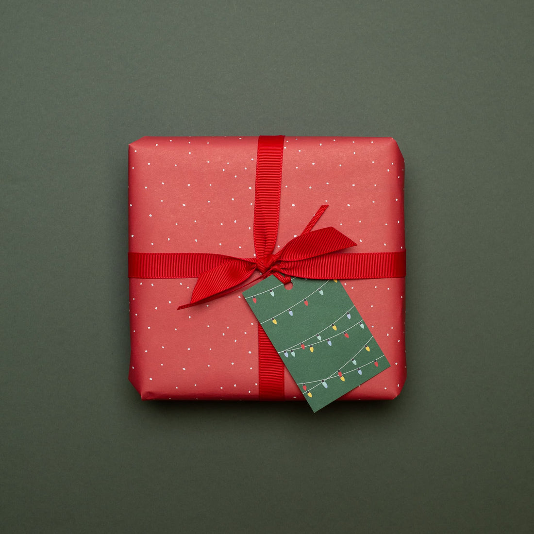 Geschenkanhänger &quot;Lichterkette&quot; - 5er Set mit Weihnachtslichtern vor grün und farblich passendem Band - 100% Recyclingpapier von My Pretty Circus | GT-LIG001-GR