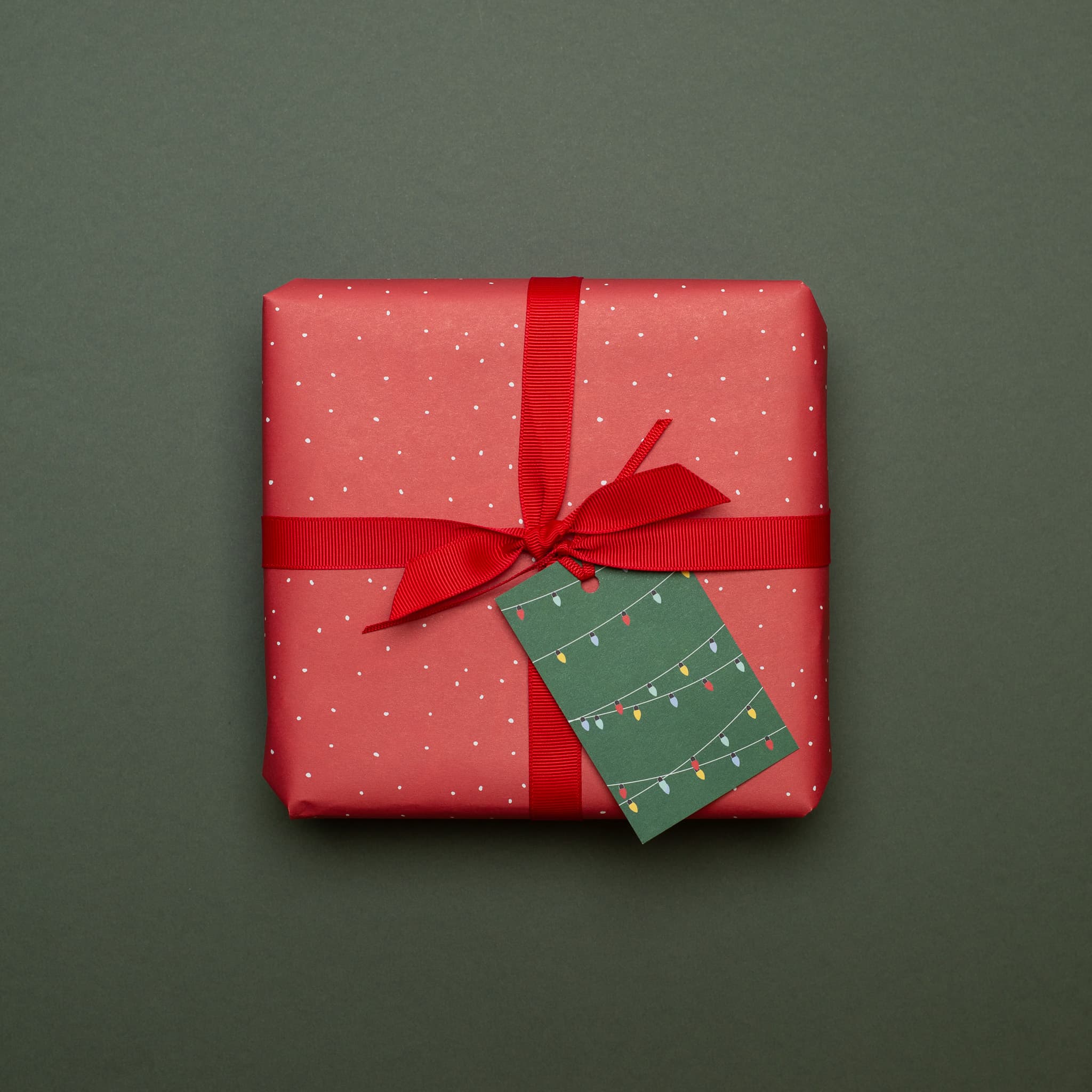 Geschenkanhänger &quot;Lichterkette&quot; - 5er Set mit Weihnachtslichtern vor grün und farblich passendem Band - 100% Recyclingpapier von My Pretty Circus | GT-LIG001-GR