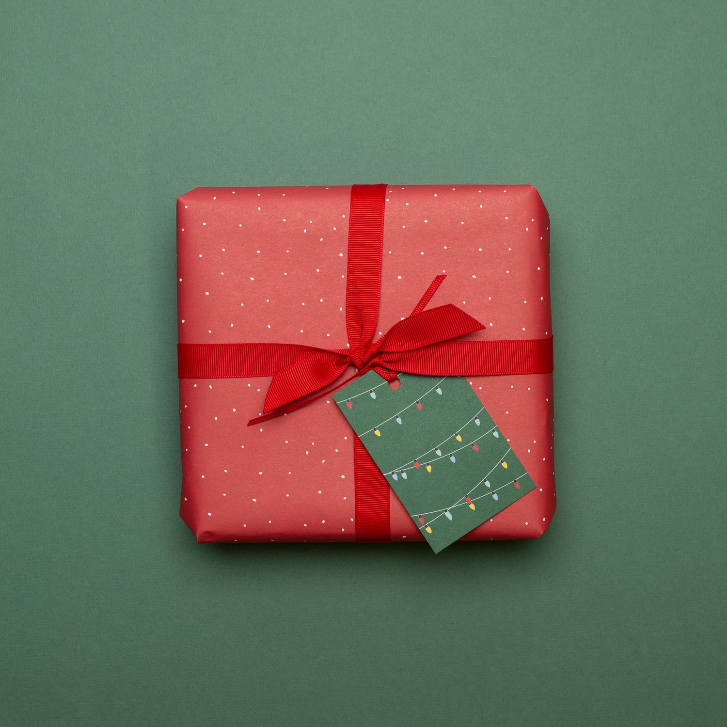 Geschenkanhänger &quot;Lichterkette&quot; - 5er Set mit Weihnachtslichtern vor grün und farblich passendem Band - 100% Recyclingpapier von My Pretty Circus | GT-LIG001-GR