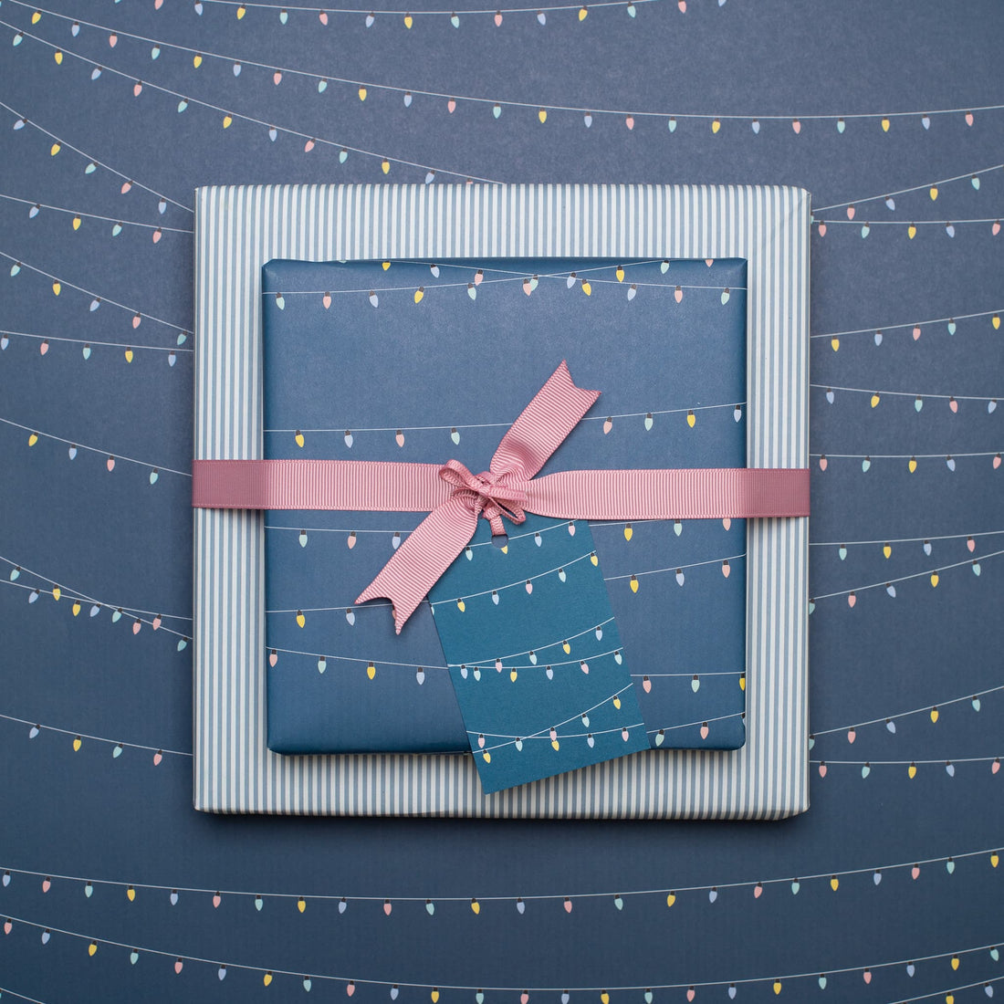 Geschenkanhänger &quot;Lichterkette&quot; - 5er Set mit Partylichtern vor blau und farblich passendem Band - 100% Recyclingpapier von My Pretty Circus | GT-LIG002-BL