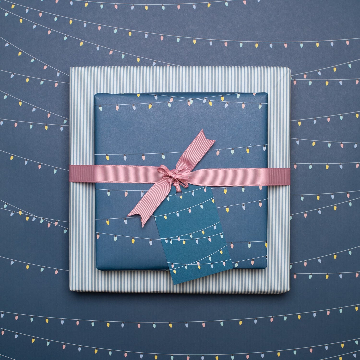Geschenkanhänger &quot;Lichterkette&quot; - 5er Set mit Partylichtern vor blau und farblich passendem Band - 100% Recyclingpapier von My Pretty Circus | GT-LIG002-BL