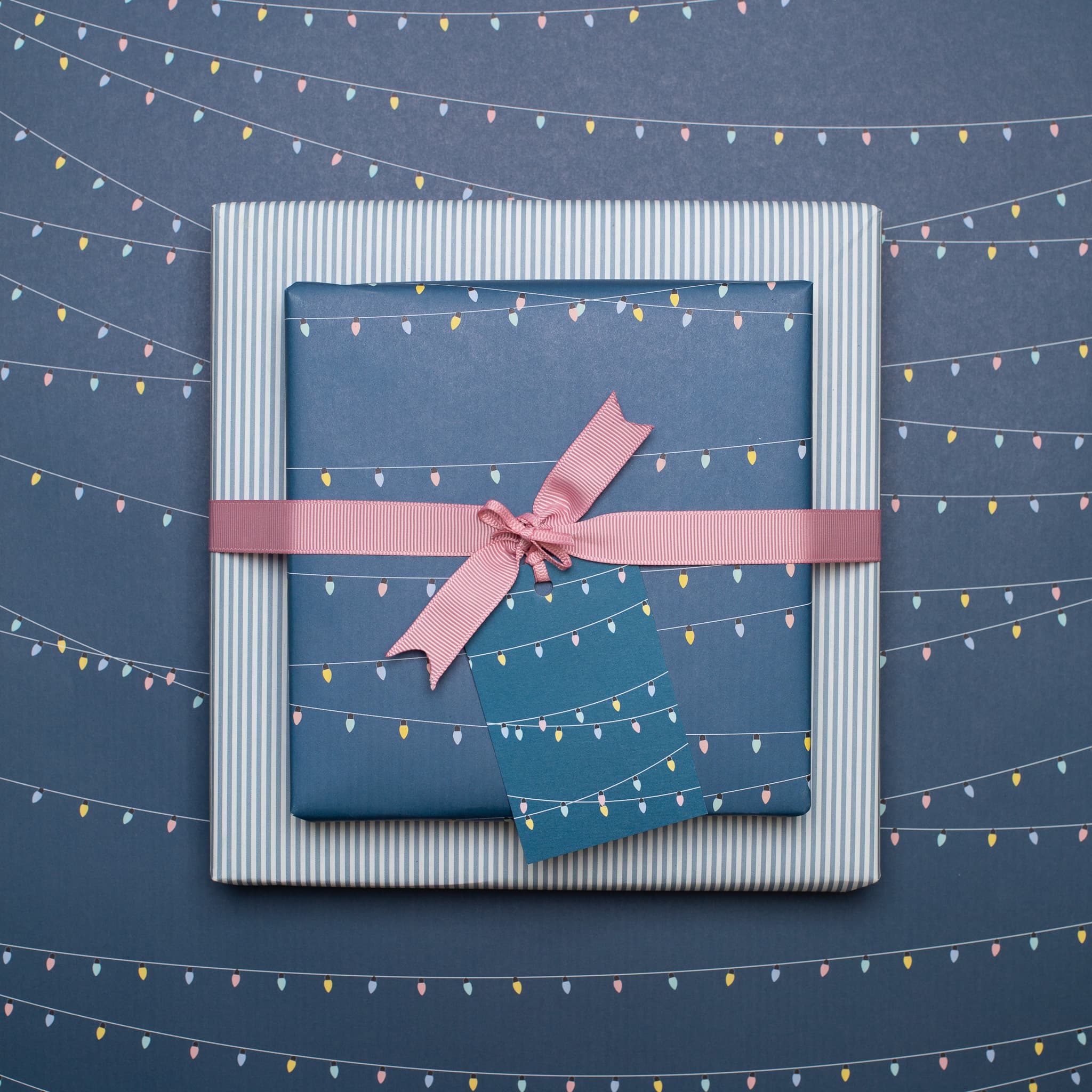 Geschenkanhänger &quot;Lichterkette&quot; - 5er Set mit Partylichtern vor blau und farblich passendem Band - 100% Recyclingpapier von My Pretty Circus | GT-LIG002-BL