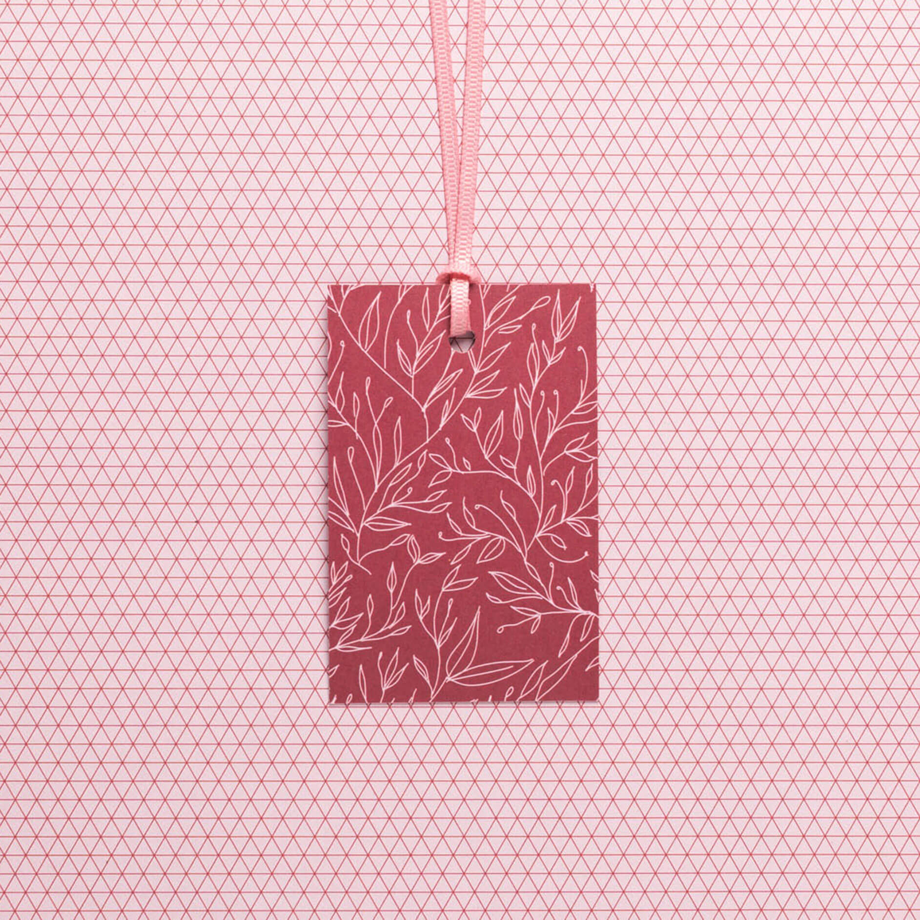 Geschenkanhänger &quot;Pflanzen&quot; - 5er Set mit dunkelrotem Pflanzenmuster und farblich passendem Band - 100% Recyclingpapier von My Pretty Circus | GT-PLA012-DR