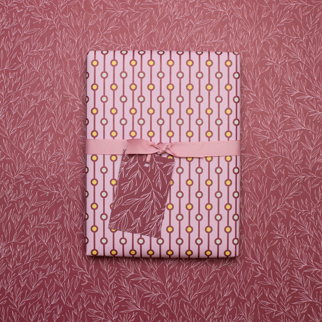 Geschenkanhänger &quot;Pflanzen&quot; - 5er Set mit dunkelrotem Pflanzenmuster und farblich passendem Band - 100% Recyclingpapier von My Pretty Circus | GT-PLA012-DR