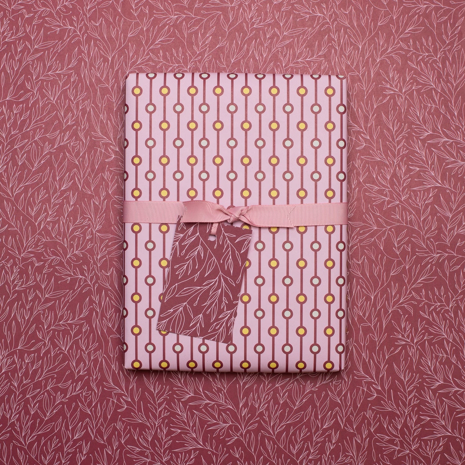 Geschenkanhänger &quot;Pflanzen&quot; - 5er Set mit dunkelrotem Pflanzenmuster und farblich passendem Band - 100% Recyclingpapier von My Pretty Circus | GT-PLA012-DR