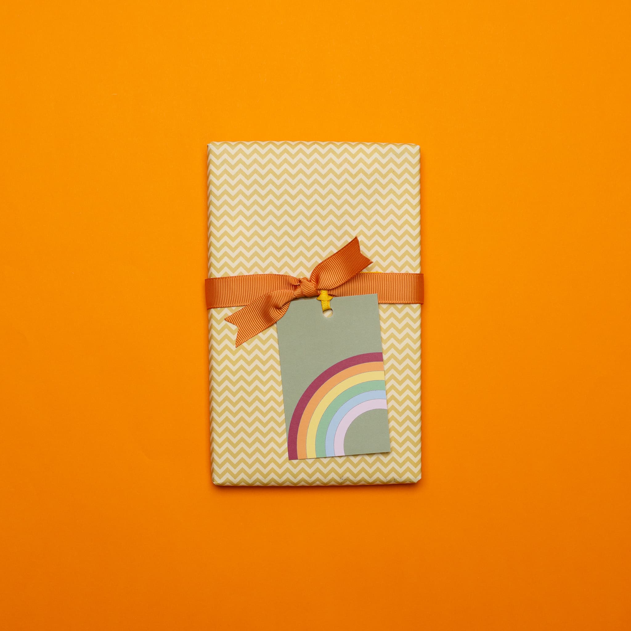 Geschenkanhänger &quot;Regenbogen&quot; - 5er Set mit Regenbogen vor grün und farblich passendem Band - 100% Recyclingpapier von My Pretty Circus | GT-RAI013-OL