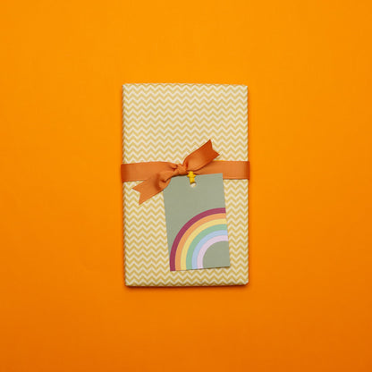 Geschenkanhänger &quot;Regenbogen&quot; - 5er Set mit Regenbogen vor grün und farblich passendem Band - 100% Recyclingpapier von My Pretty Circus | GT-RAI013-OL