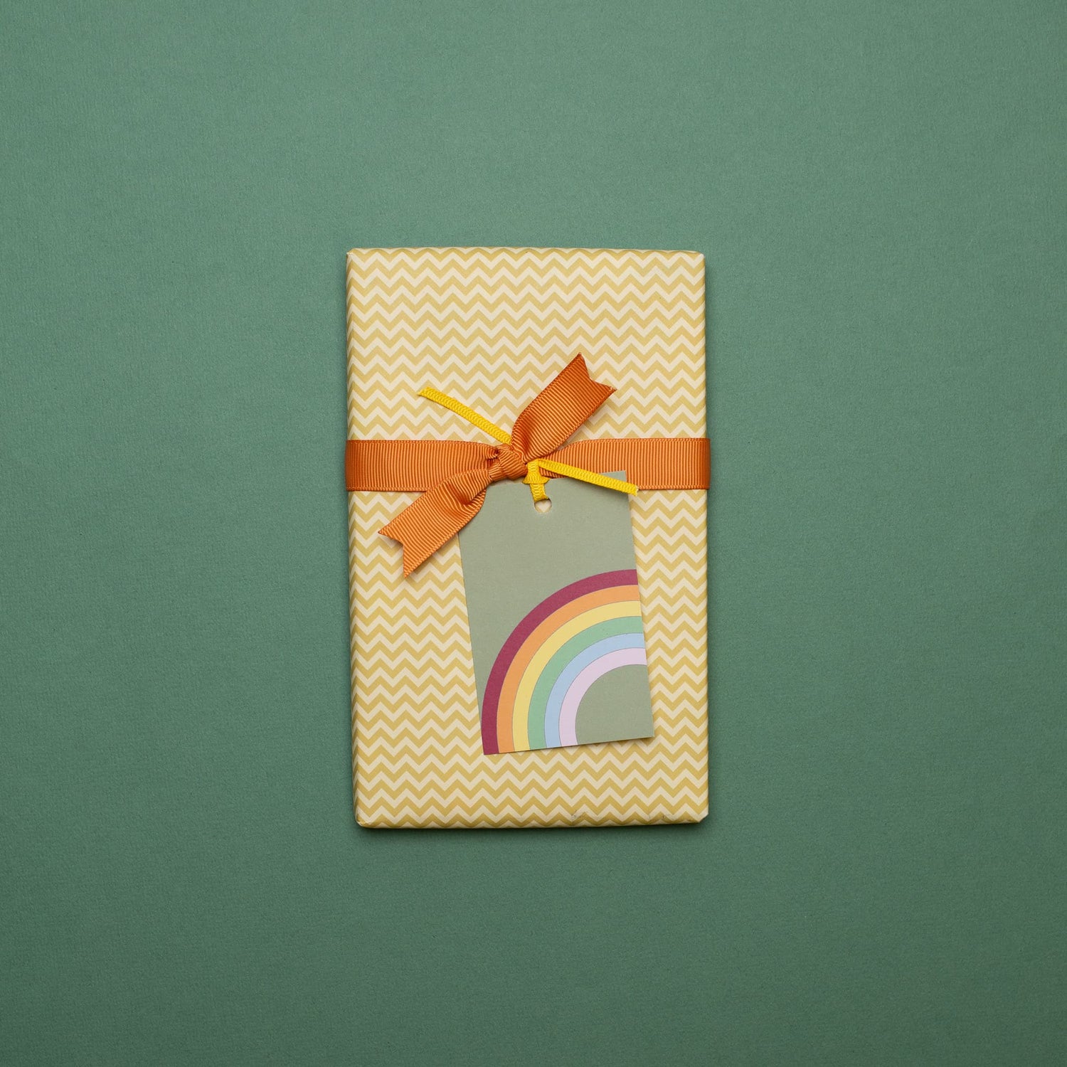 Geschenkanhänger &quot;Regenbogen&quot; - 5er Set mit Regenbogen vor grün und farblich passendem Band - 100% Recyclingpapier von My Pretty Circus | GT-RAI013-OL