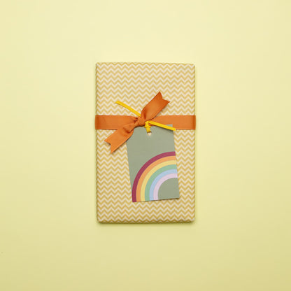 Geschenkanhänger &quot;Regenbogen&quot; - 5er Set mit Regenbogen vor grün und farblich passendem Band - 100% Recyclingpapier von My Pretty Circus | GT-RAI013-OL