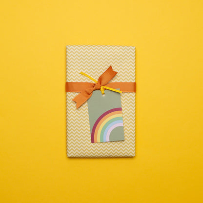 Geschenkanhänger &quot;Regenbogen&quot; - 5er Set mit Regenbogen vor grün und farblich passendem Band - 100% Recyclingpapier von My Pretty Circus | GT-RAI013-OL