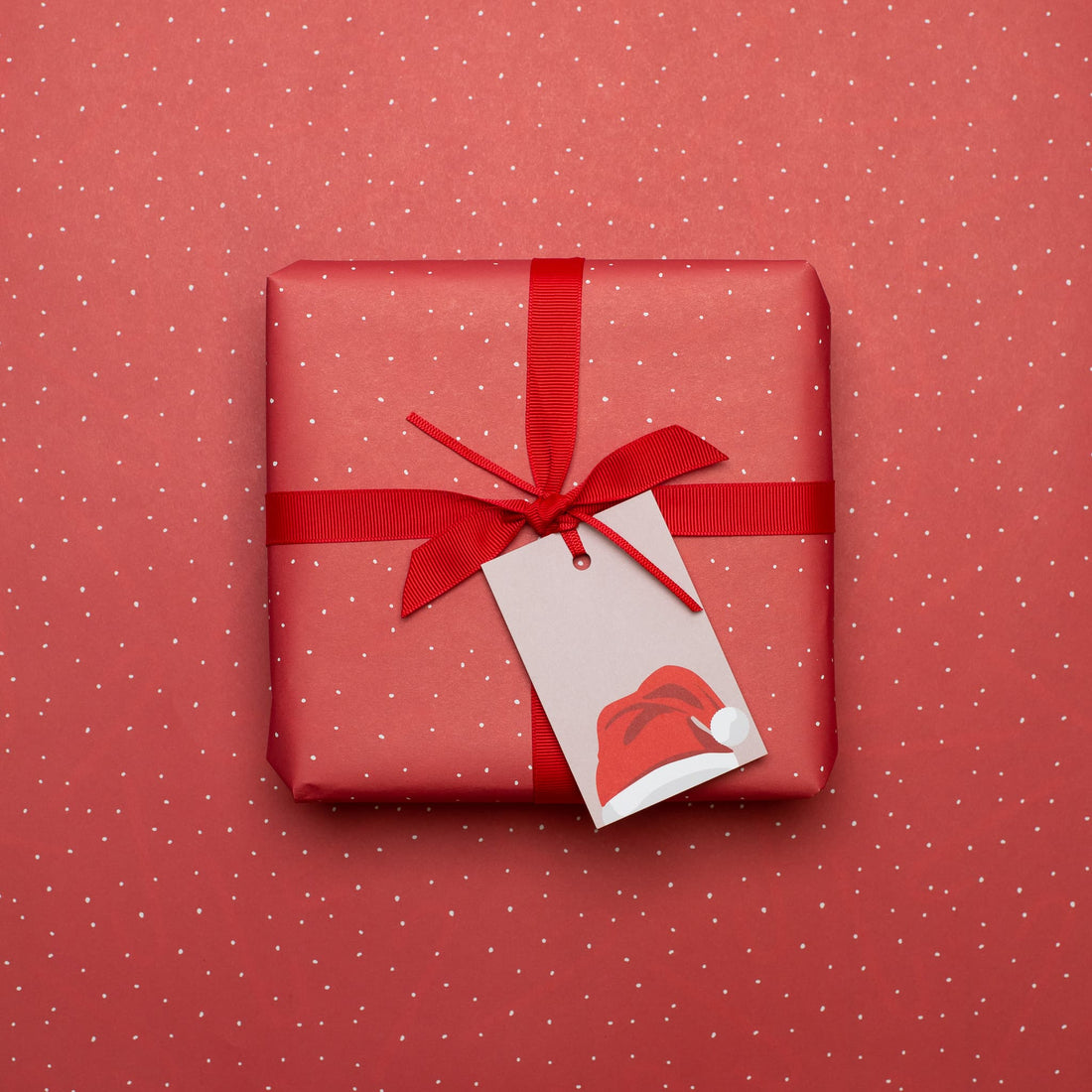Geschenkanhänger &quot;Nikolaus&quot; - 5er Set mit roter Weihnachtsmann Mütze vor rosa mit farblich passendem Band - 100% Recyclingpapier von My Pretty Circus | GT-SAN22-RO